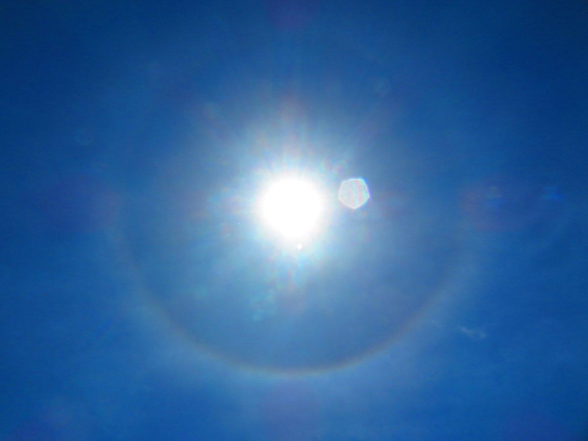 氷雲で生まれる大気光象． 今日は各地でハロや環水平アーク，幻日環に出会われた方が多いようです．22度ハロや22度幻日，幻日環，環天頂アーク，上部タンジェントアーク，上部ラテラルアークなどなど，空の虹色と太陽との位置関係からその現象の名前を確認してみましょう．#雲を愛する技術 #雲の教室 