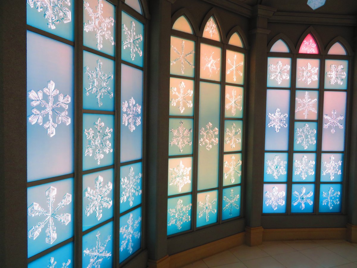 雪の美術館といえば,スノークリスタルミュージアム❄️顕微鏡撮影した約200枚の雪の結晶を天井から壁一面にステンドグラス状に展示されています.ただただ美しく,自然の芸術作品に包まれた空間を旅することができます.
