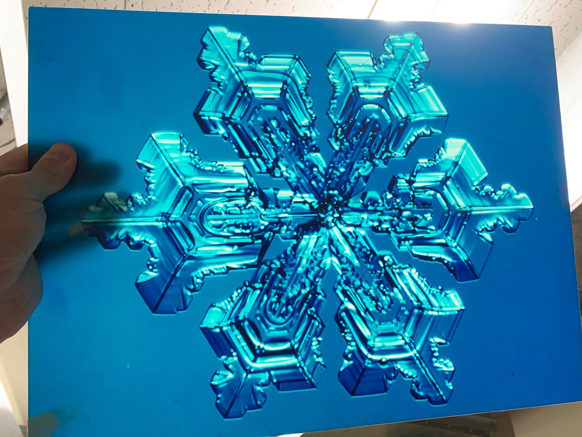 雪の美術館でこれまで展示などされなかった,本当に貴重な資料にも出会うことができました.雪の美術館のきっかけとなった北海道大学の小林禎作先生の撮影された雪の結晶のフィルムやステンドグラス,人工雪装置など,科学的に極めて重要な意味を持つ資料がめちゃくちゃ豊富でした.すごすぎる.