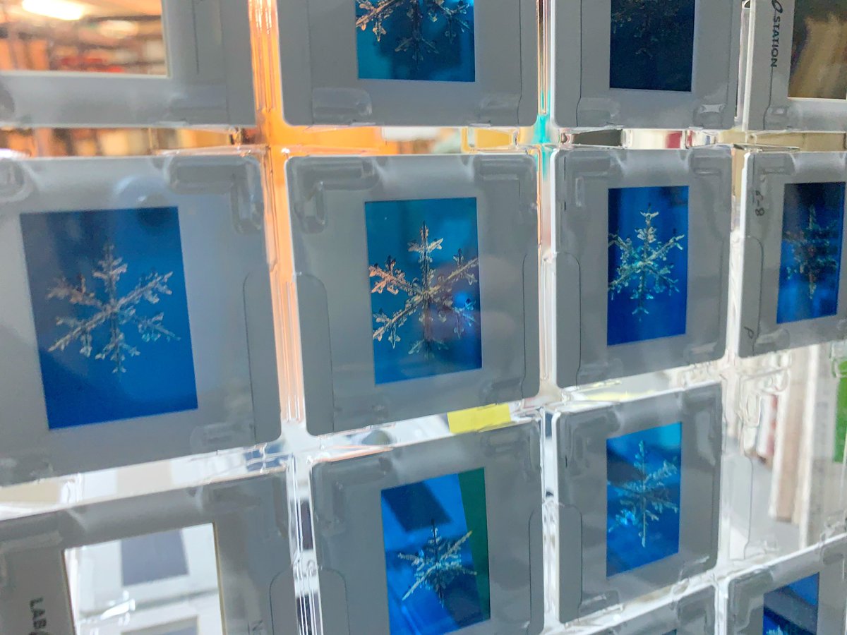 雪の美術館でこれまで展示などされなかった,本当に貴重な資料にも出会うことができました.雪の美術館のきっかけとなった北海道大学の小林禎作先生の撮影された雪の結晶のフィルムやステンドグラス,人工雪装置など,科学的に極めて重要な意味を持つ資料がめちゃくちゃ豊富でした.すごすぎる.
