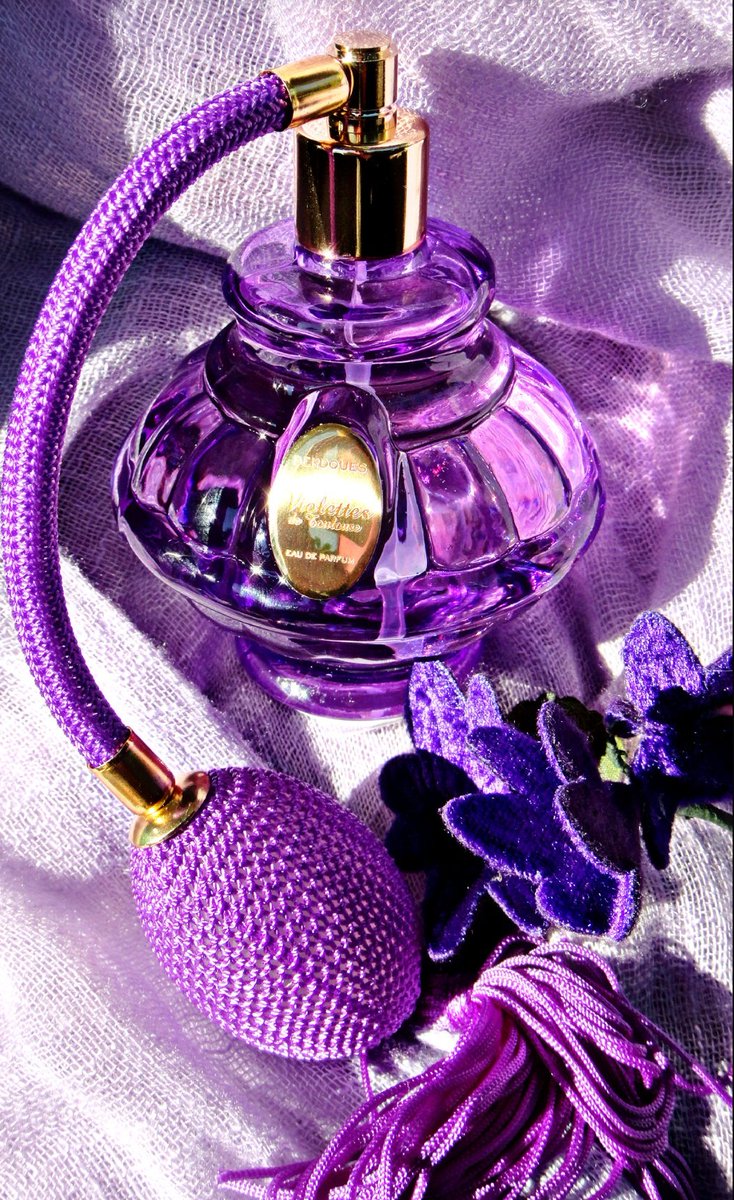 シェイクスピアの「真夏の夜の夢」でスミレの花びらを搾った雫が惚れ薬として使われることからもわかるように、スミレの香りは昔から恋に効くおまじないとして重宝されていたそう