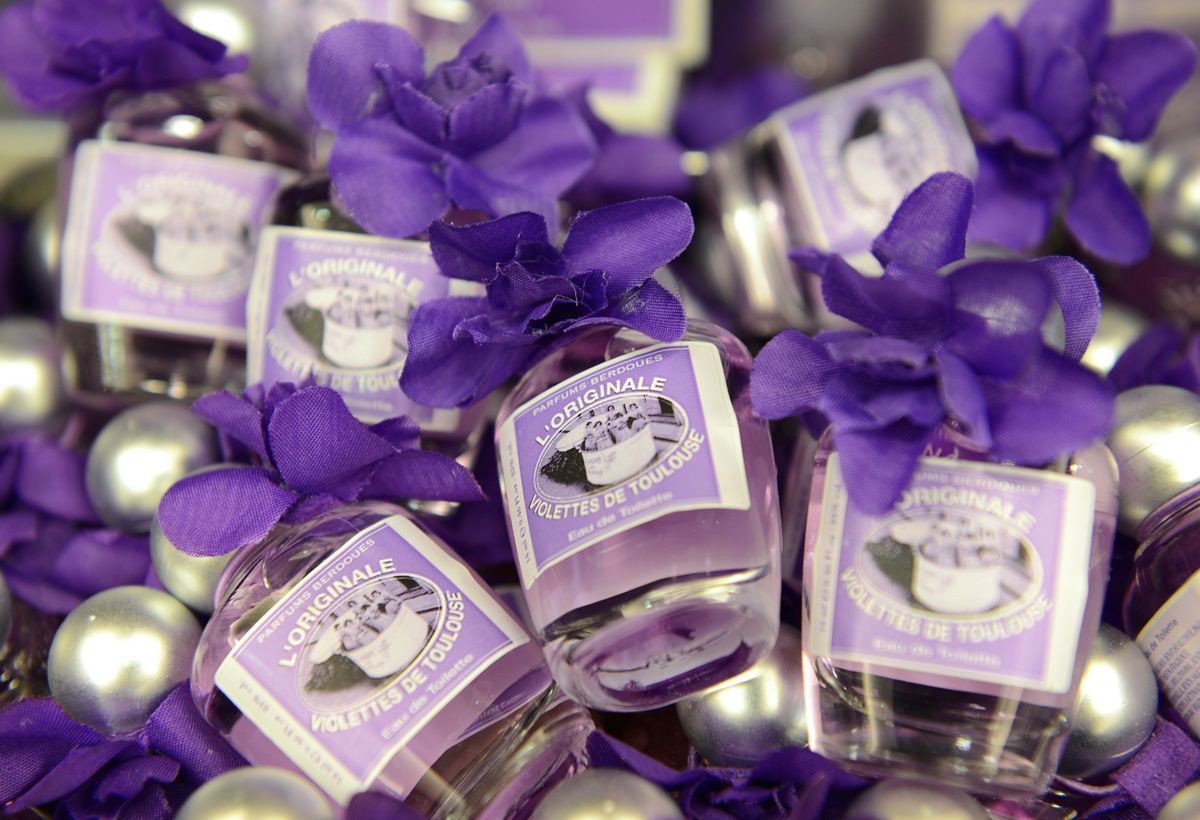 シェイクスピアの「真夏の夜の夢」でスミレの花びらを搾った雫が惚れ薬として使われることからもわかるように、スミレの香りは昔から恋に効くおまじないとして重宝されていたそう