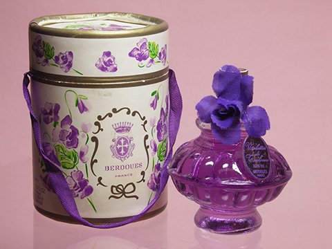 シェイクスピアの「真夏の夜の夢」でスミレの花びらを搾った雫が惚れ薬として使われることからもわかるように、スミレの香りは昔から恋に効くおまじないとして重宝されていたそう