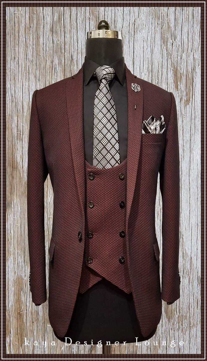   kaya Designer Loungeのスーツ、デザインもスタイリングも良いしこのビスチェかコルセットみたいなベスト心から流行ってほしい 