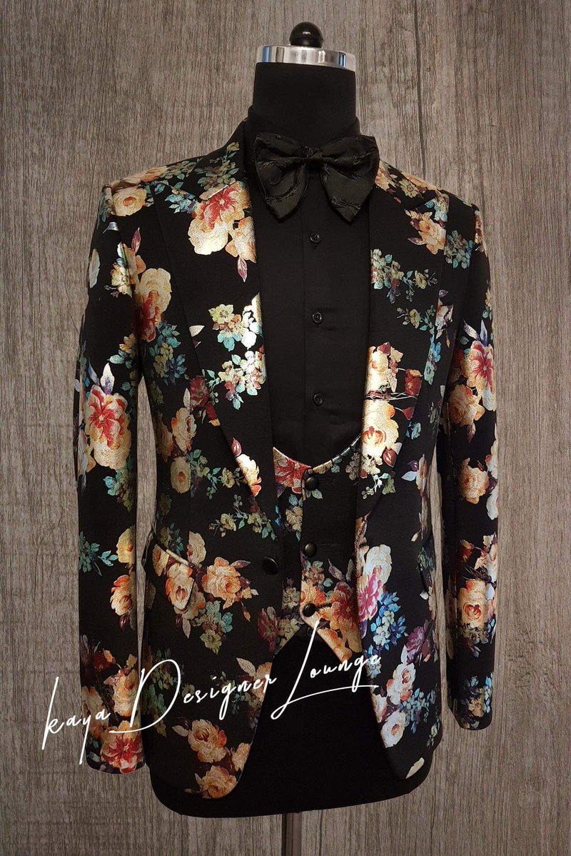   kaya Designer Loungeのスーツ、デザインもスタイリングも良いしこのビスチェかコルセットみたいなベスト心から流行ってほしい 