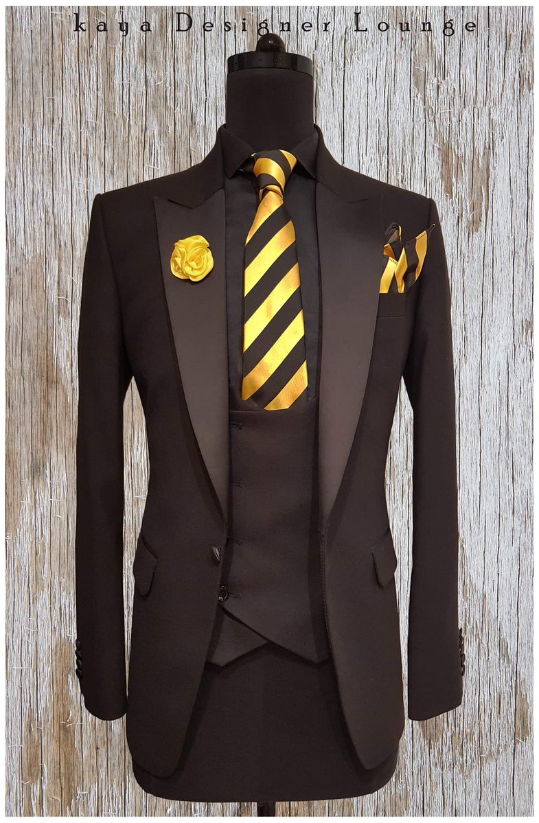   kaya Designer Loungeのスーツ、デザインもスタイリングも良いしこのビスチェかコルセットみたいなベスト心から流行ってほしい 