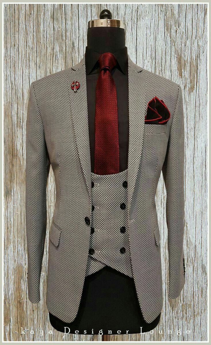   kaya Designer Loungeのスーツ、デザインもスタイリングも良いしこのビスチェかコルセットみたいなベスト心から流行ってほしい 