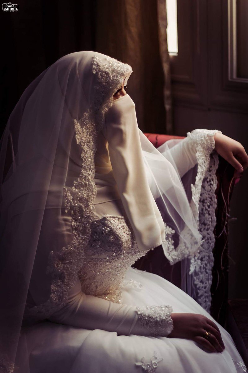     ニカブやヒジャブを取り入れたムスリムの女性達のウェディングドレス