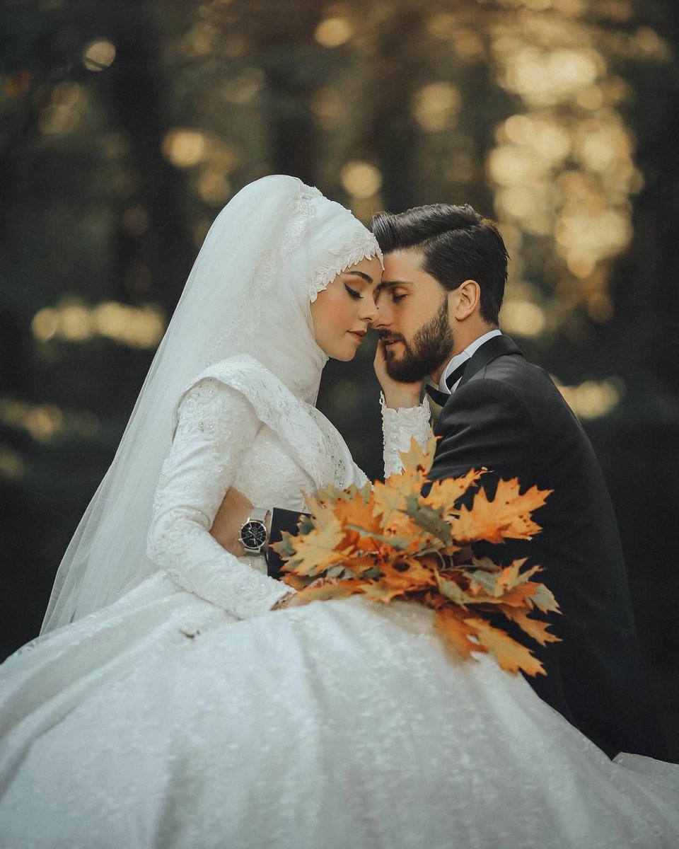     ニカブやヒジャブを取り入れたムスリムの女性達のウェディングドレス