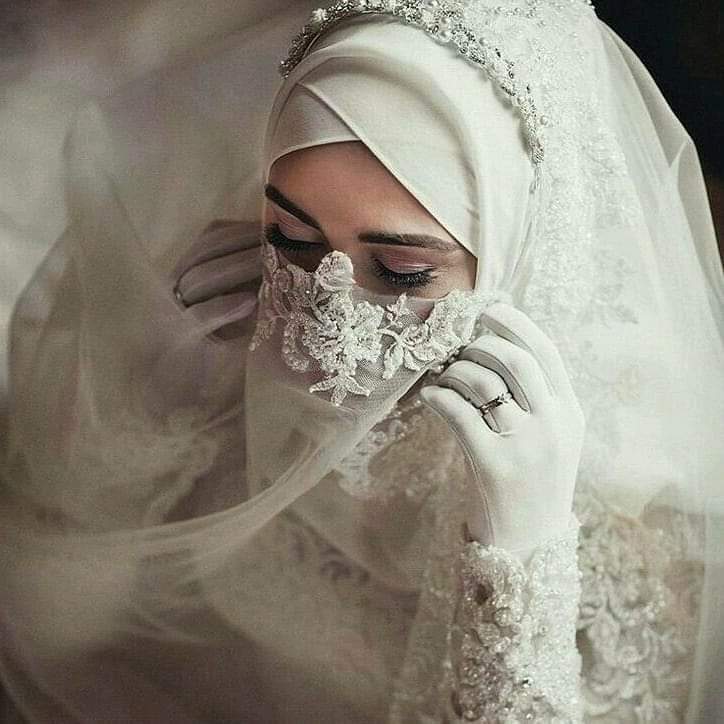     ニカブやヒジャブを取り入れたムスリムの女性達のウェディングドレス