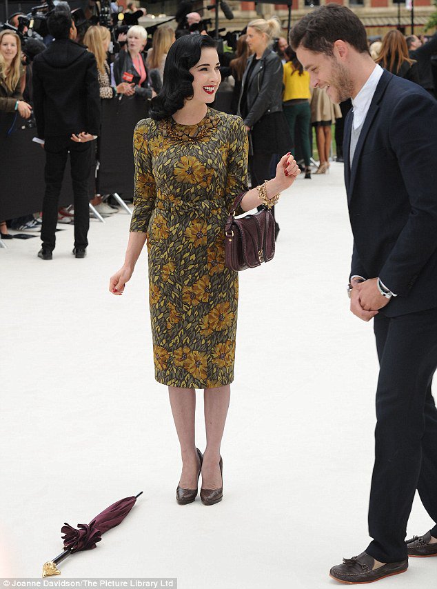  傘を落としてしまったあとのディタ様、何が最高ってこの視線の動きと表情 