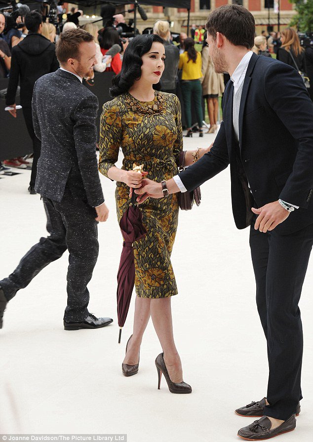  傘を落としてしまったあとのディタ様、何が最高ってこの視線の動きと表情 