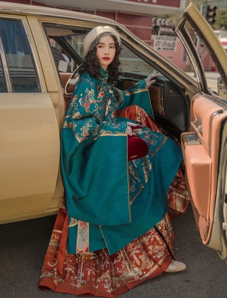 中国の若者の間でブームらしい漢服、洋装のアイテムや近代的な風景とのマッチングがとてもとても可愛い