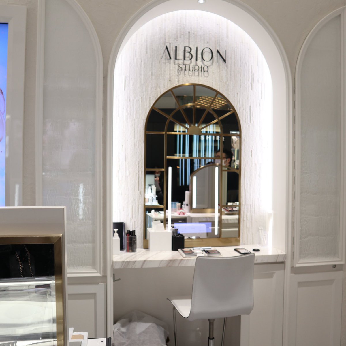 こないだALBION STUDIOに行ったんだけど、まじで無料で受けられる内容じゃなかった…🥺プロのメイクアップアーティストの方に顔の分析して頂けるんだけどその診断が的中すぎて本当にプロって凄いんだなと感動した…メイク迷子の方にはすごくおすすめ💐無料でメイクのコンサルしてもらえるよ