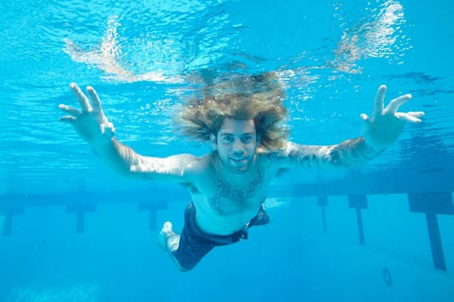 時を経て写真の通りお金を求めて泳いでる 『Nevermind』のカヴァー・ベイビー、ニルヴァーナを児童ポルノで提訴
