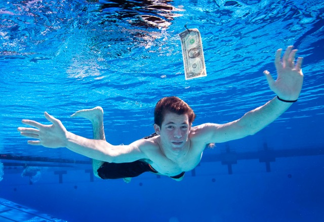 時を経て写真の通りお金を求めて泳いでる 『Nevermind』のカヴァー・ベイビー、ニルヴァーナを児童ポルノで提訴