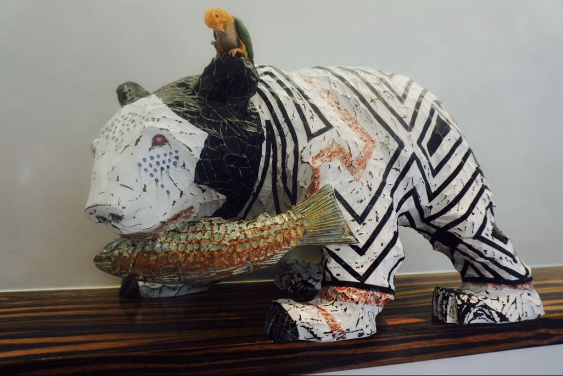 薄型テレビの普及によってクマの置物の存続が危ぶまれてます