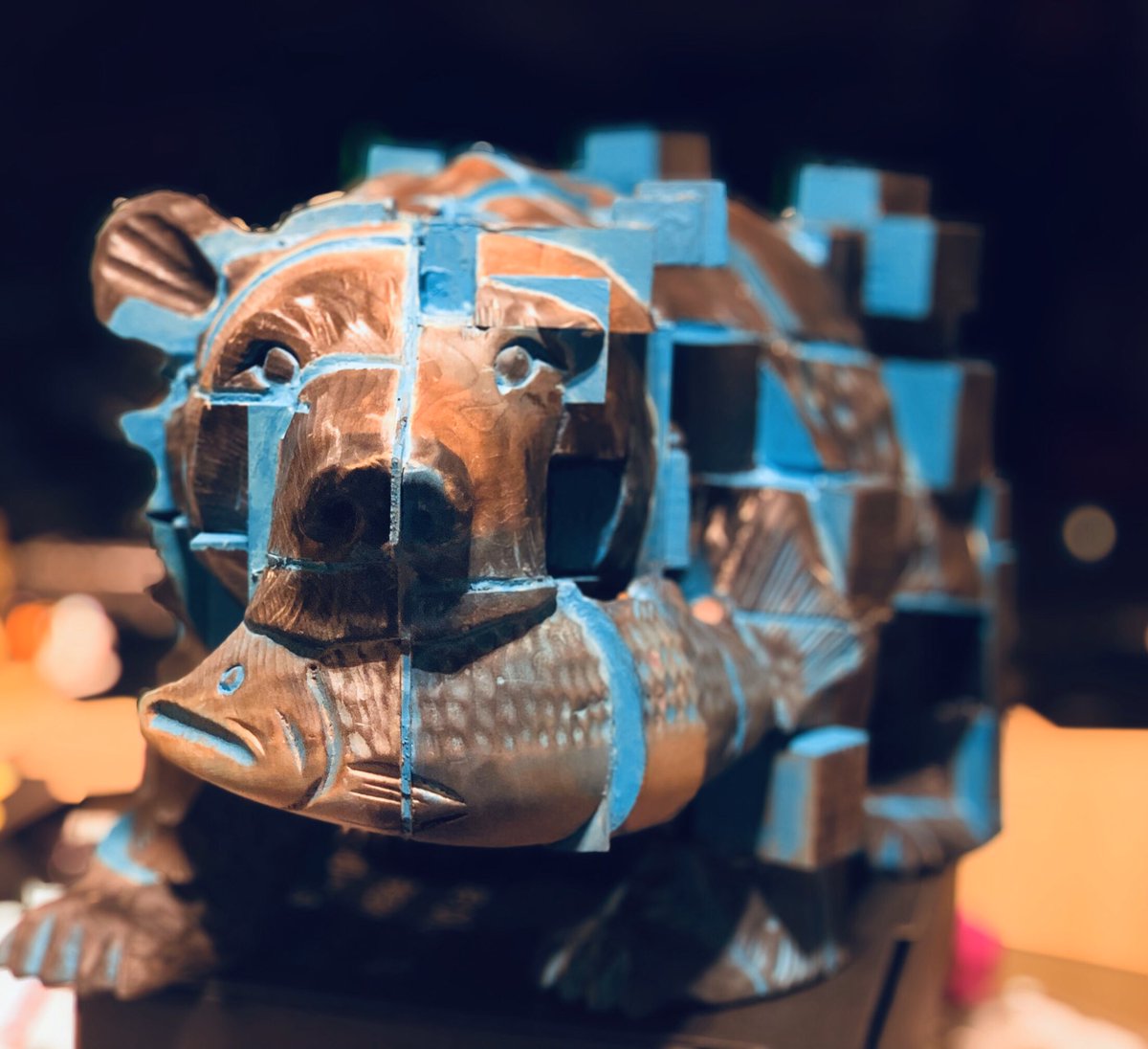 薄型テレビの普及によってクマの置物の存続が危ぶまれてます