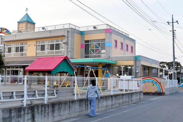 保育士18人中17人が退職へ　補助金減額で給与カット    群馬県藤岡市の私立認可保育園(園児138人)で保育士17人が3月末で退職へ