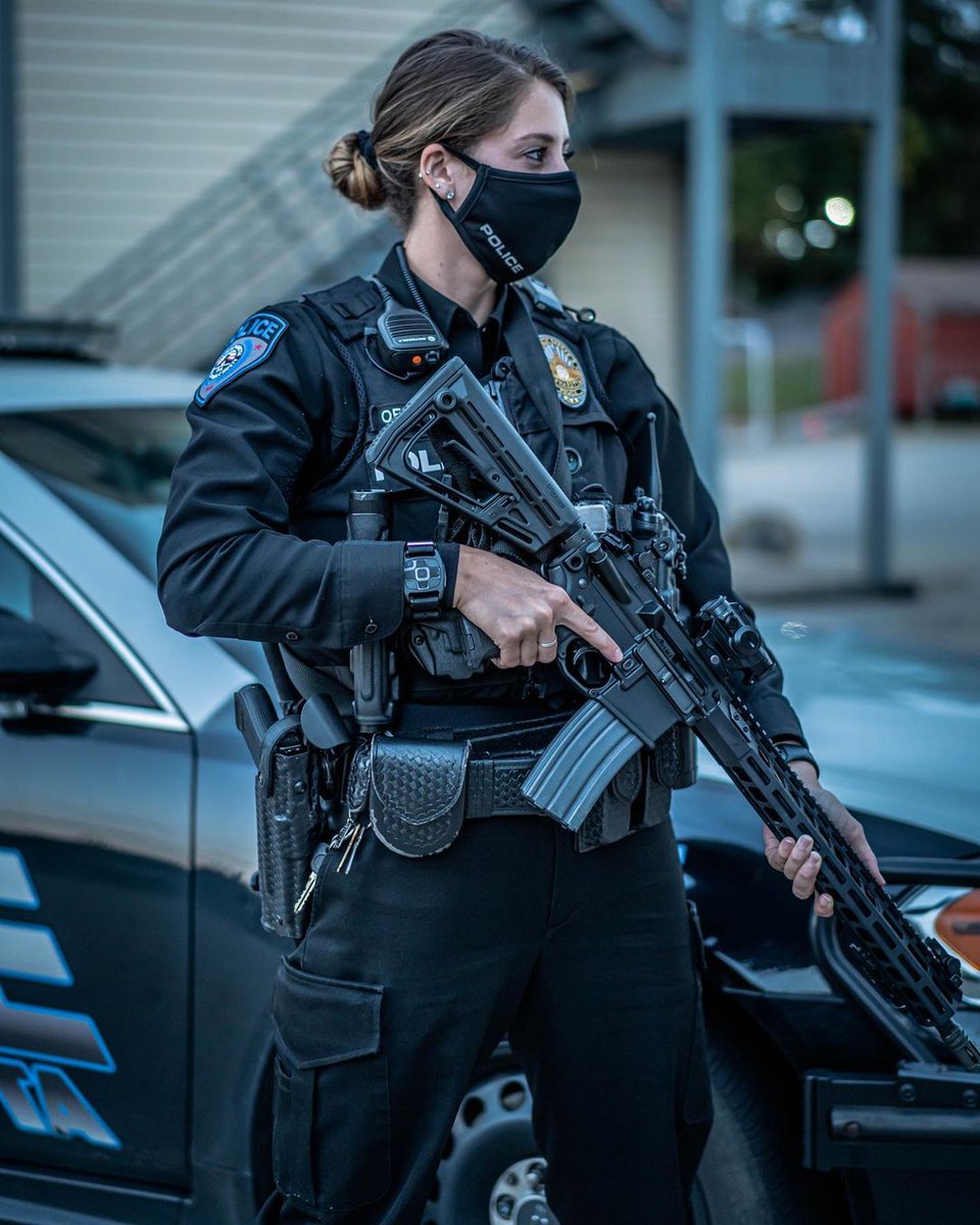 SIG SAUER M400 PROを持つ ジョージア州アルファレッタの女性警官 