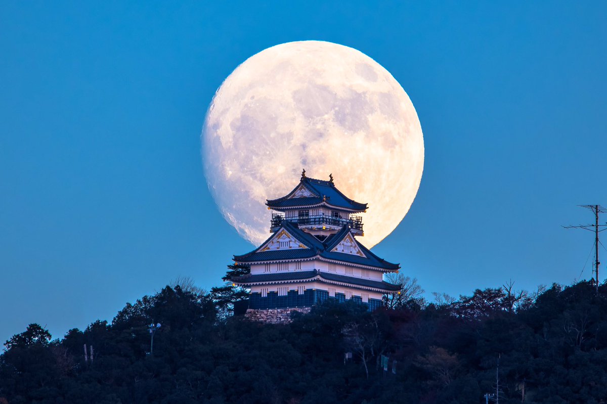 月はどこから見ても（撮っても）同じ大きさだが、岐阜城は離れれば小さくなる