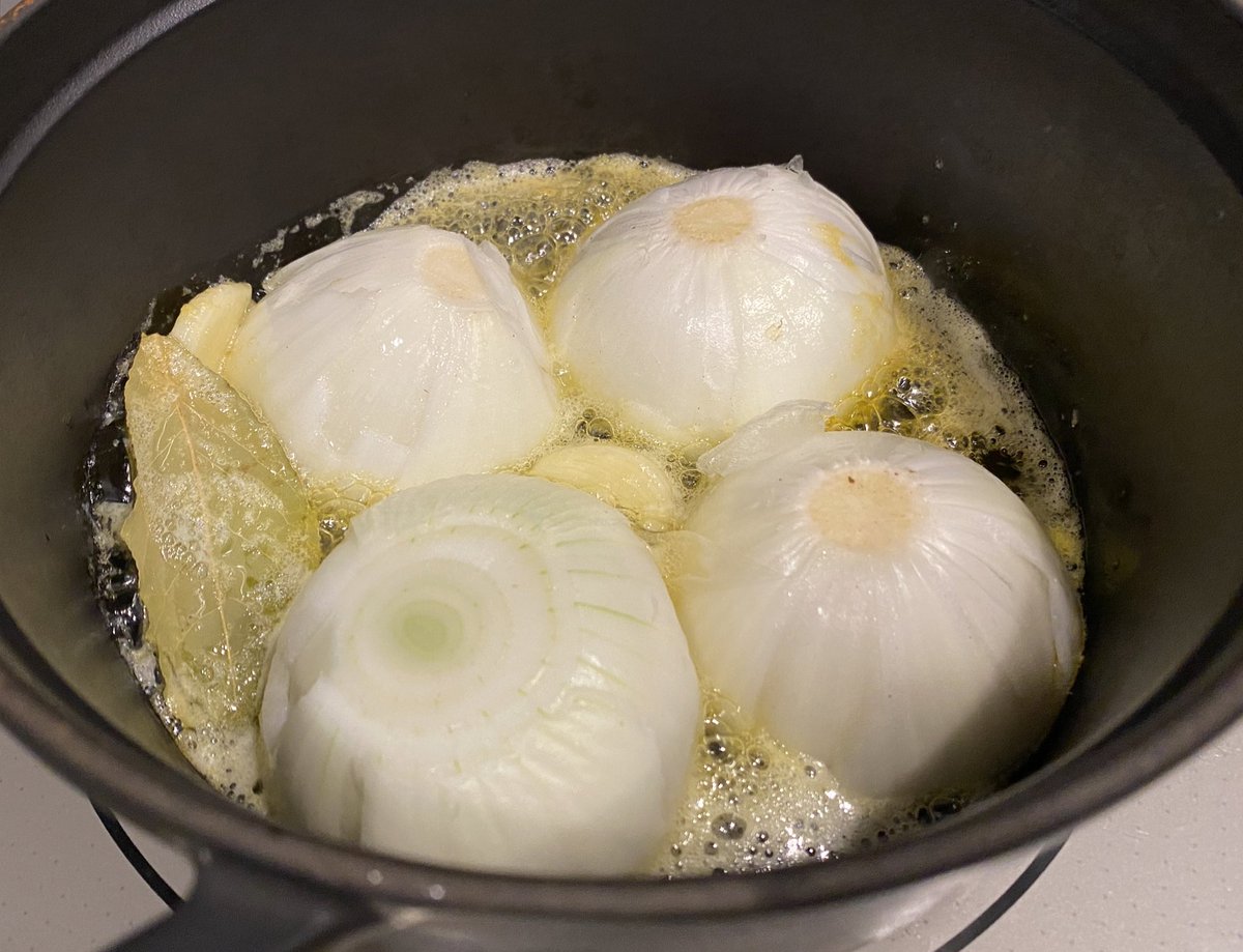 鶏肉の大きなかたまりとタマネギを用意する(鶏肉400gにつきタマネギ中2個)