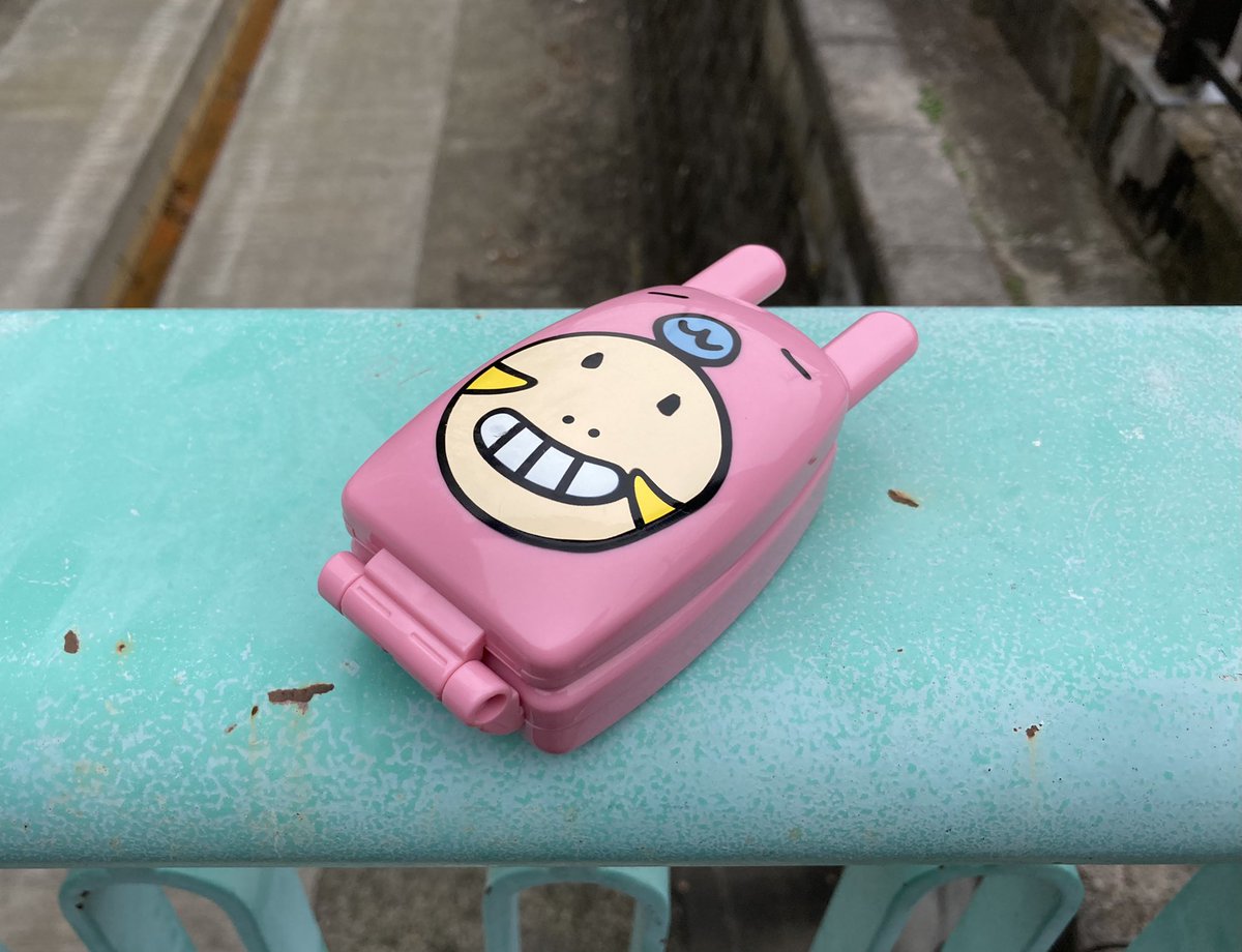 気圧でボロボロになりながら食糧求めてコンビニに来たら、財布だと思っていたものがミニモニテレフォンだった…… 