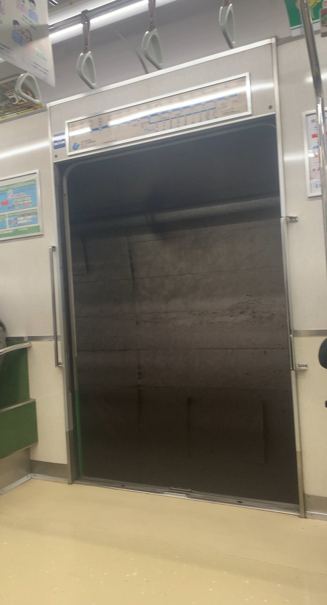 え、ちょっと待って 走行中なのにドア開いたんだけど……… 