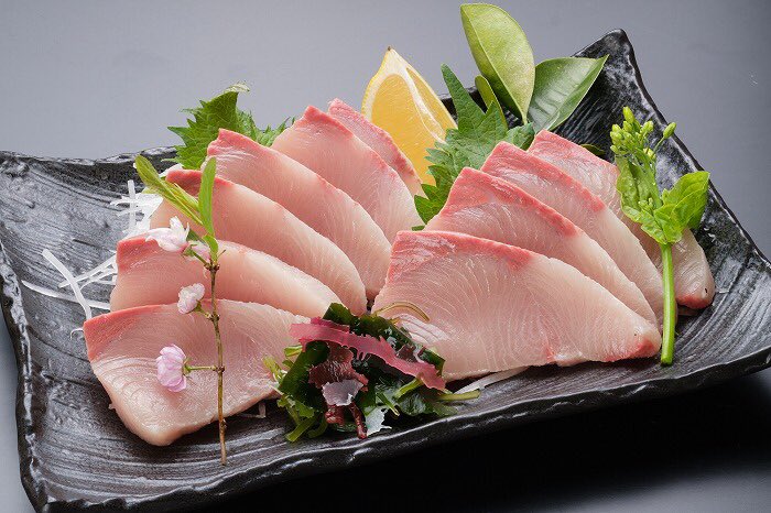 【拡散してくれると嬉しい】 匠の魚商   養殖業者直販だから安くて新鮮でおいしいお魚が食べられる通販サイト ヒョロリーマンの父が突然50代で漁師になり、現在筋肉モリモリで元気に働いてますがコロナで厳しい様子 私も食べたけどほんとｻｲｺｰなのでぜひ🐟 ※写真転載許可済 