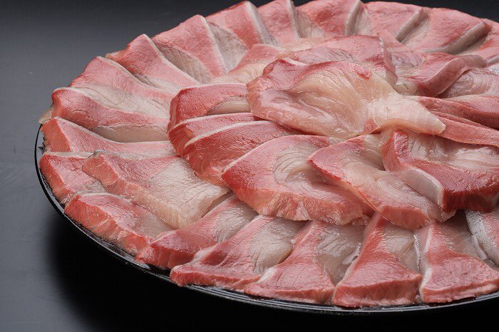 【拡散してくれると嬉しい】 匠の魚商   養殖業者直販だから安くて新鮮でおいしいお魚が食べられる通販サイト ヒョロリーマンの父が突然50代で漁師になり、現在筋肉モリモリで元気に働いてますがコロナで厳しい様子 私も食べたけどほんとｻｲｺｰなのでぜひ🐟 ※写真転載許可済 