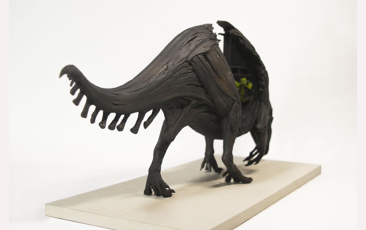 「龍朽庵」 h180×w450×d120 mm 粘土、塗料 畏怖と調和をテーマにした作品です