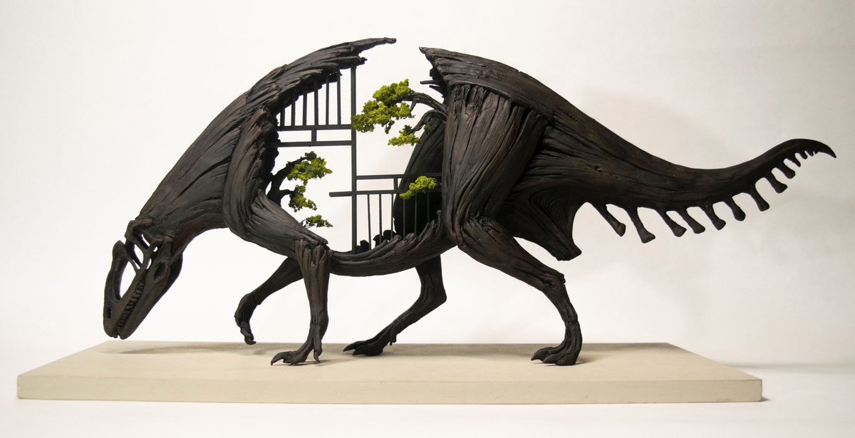 「龍朽庵」 h180×w450×d120 mm 粘土、塗料 畏怖と調和をテーマにした作品です