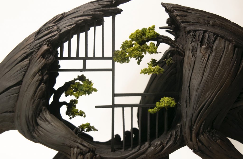 「龍朽庵」 h180×w450×d120 mm 粘土、塗料 畏怖と調和をテーマにした作品です