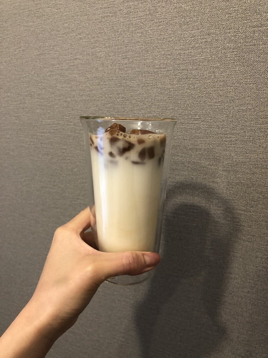 悪魔の実を見つけてしまった…ドトールのミルクティーの素が氷になってしまってるやつ…ずっと冷え冷え、薄くならない…うちのみカクテルとかにも使えそう…酒…いやおうちカフェがすすむすすむ☕️カフェオレもあった☕️