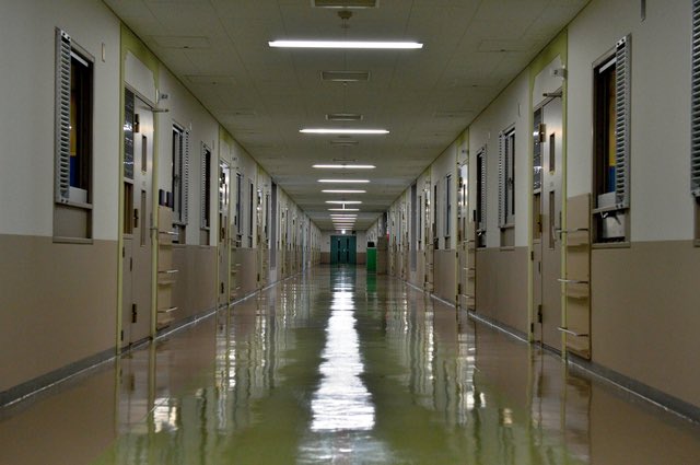 ←早稲田大学16号館　　　　東京拘置所→ 