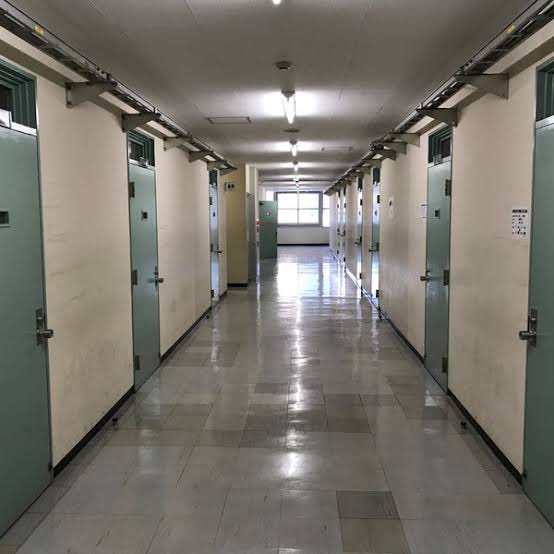 ←早稲田大学16号館　　　　東京拘置所→ 