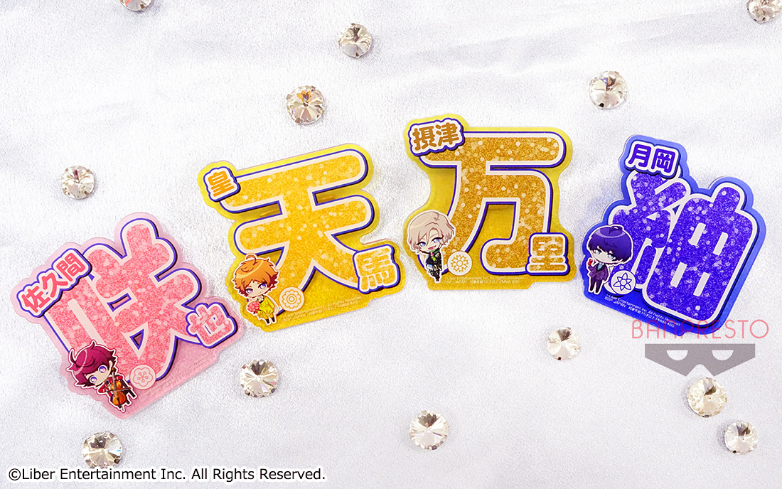 劇団員24人の名前を大胆にデザインしたバッジをお見逃しなく