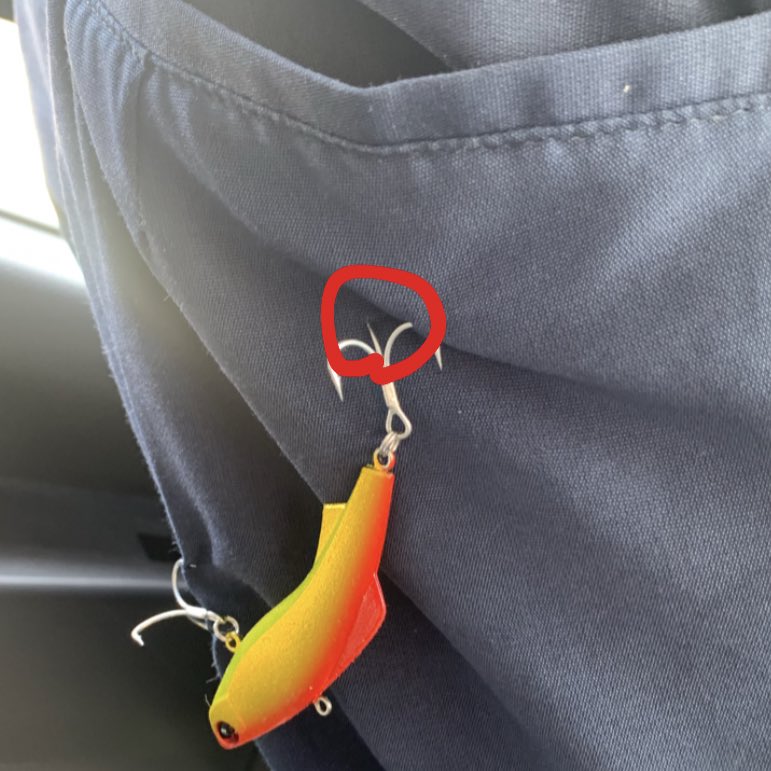 私の後輩が、燃えるゴミを収集中にお尻にルアーが刺さりました