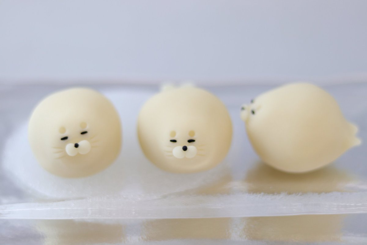練り切りで作った『幸せあざらし』です🍡 丸々と太ったアザラシを和菓子らしいフォルムで仕上げました🙇 太さや丸みには個体差がありますが、ご了承ください