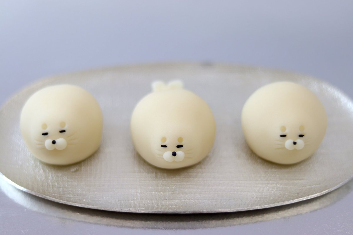 練り切りの『幸せあざらし』と『赤ちゃんペンギン』🍡 お客様から「可愛くて食べづらい和菓子」という要望に応えるべく 体を丸々と太らせて美味しそうに見せましたが、逆効果だったみたいです🙇