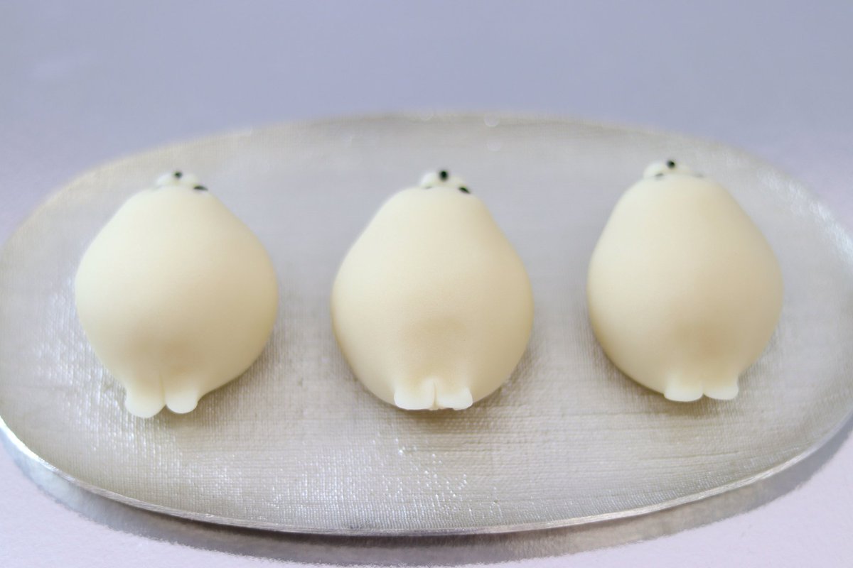 練り切りの『幸せあざらし』と『赤ちゃんペンギン』🍡 お客様から「可愛くて食べづらい和菓子」という要望に応えるべく 体を丸々と太らせて美味しそうに見せましたが、逆効果だったみたいです🙇