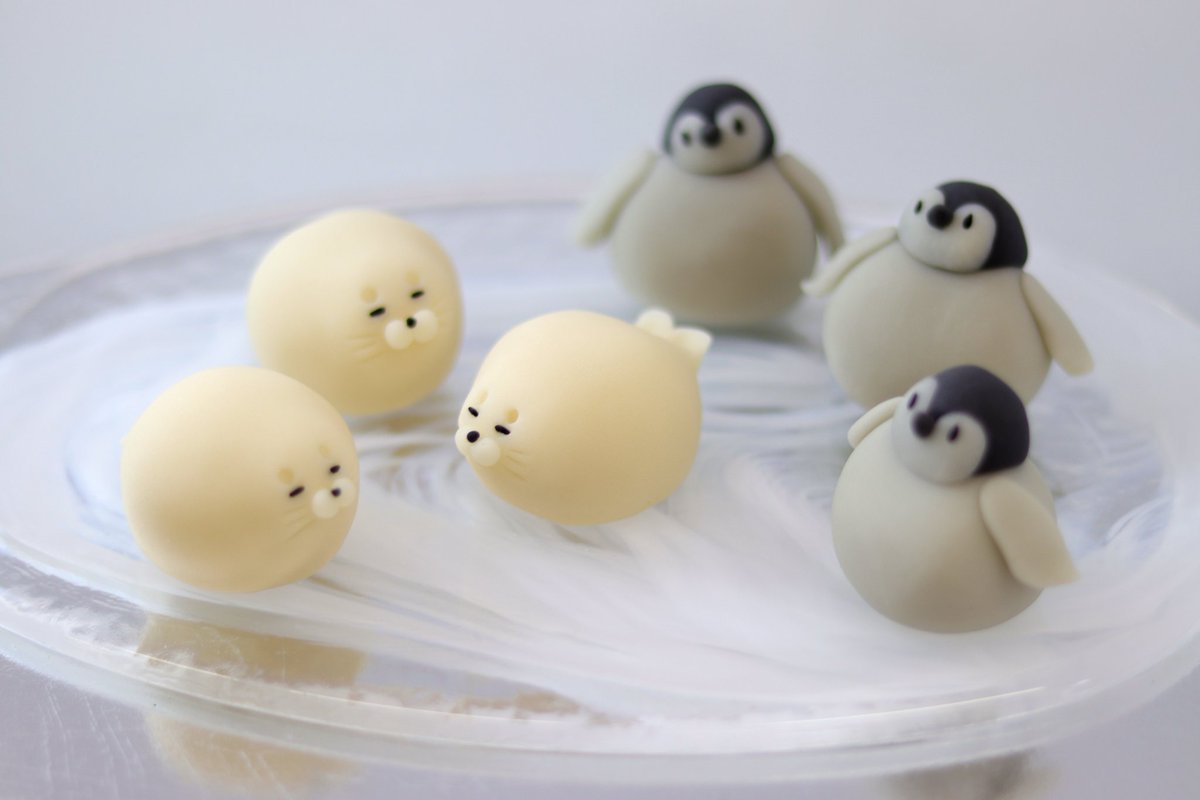 練り切りの『幸せあざらし』と『赤ちゃんペンギン』🍡 お客様から「可愛くて食べづらい和菓子」という要望に応えるべく 体を丸々と太らせて美味しそうに見せましたが、逆効果だったみたいです🙇