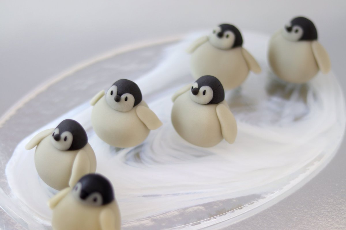 練り切りの『幸せあざらし』と『赤ちゃんペンギン』🍡 お客様から「可愛くて食べづらい和菓子」という要望に応えるべく 体を丸々と太らせて美味しそうに見せましたが、逆効果だったみたいです🙇