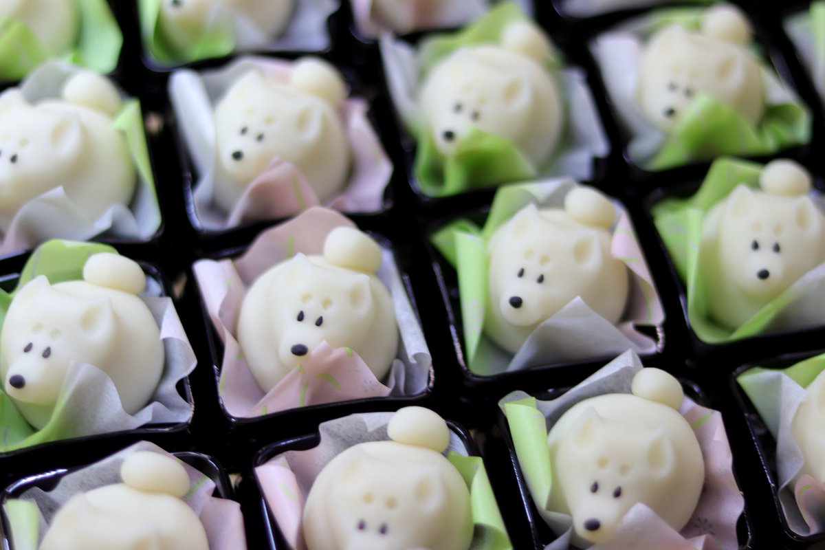 4月8日は『柴の日』🐕  柴犬の日のために作り上げた練り切り製の茶柴、黒柴、白柴です🍡 和菓子特有の丸みのあるフォルムがチャームポイントです