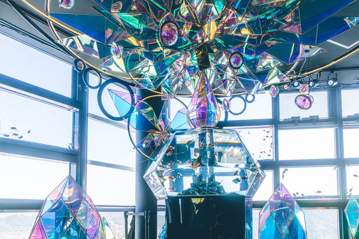 地上157mに行く為にゴールドタワーという名のビルに入りエレベーターで最上階の天空フロアに上ったら突然目の前に豪華なセーブポイントが現れたので「まさか…ボス戦の前…」と狼狽えた