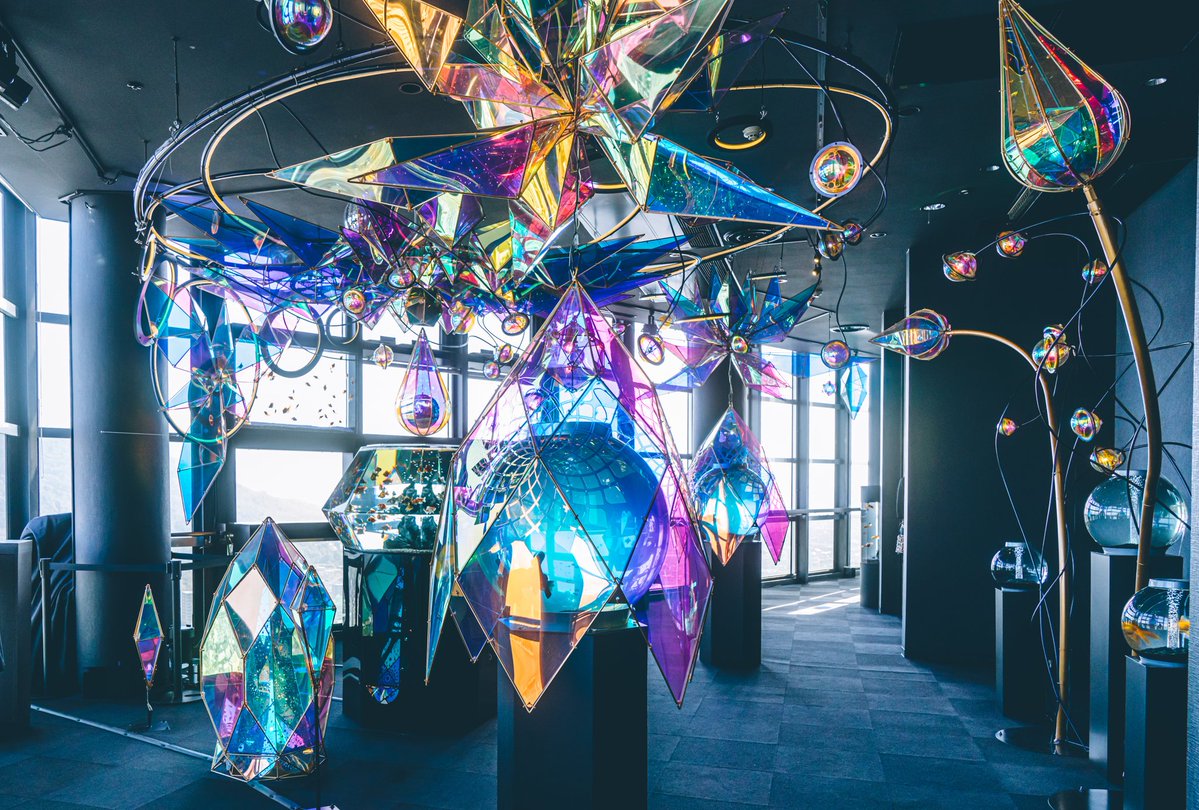 地上157mに行く為にゴールドタワーという名のビルに入りエレベーターで最上階の天空フロアに上ったら突然目の前に豪華なセーブポイントが現れたので「まさか…ボス戦の前…」と狼狽えた