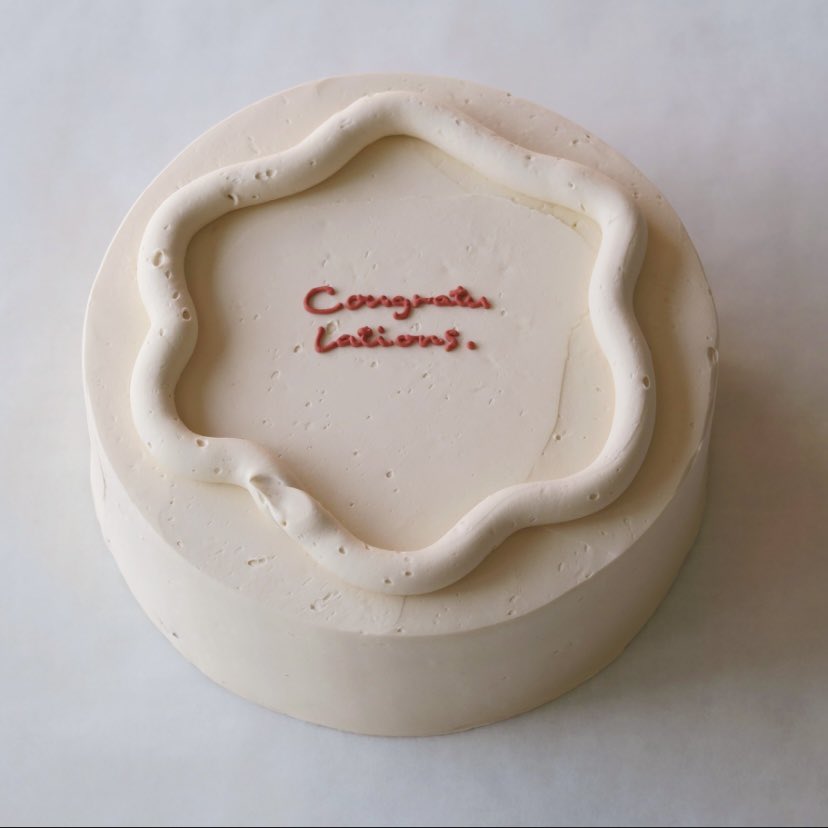 YUcakeさんのデザインケーキ、本当にどれも可愛くて記念日にぴったりだな…🎂お一人でこんなに素敵なケーキを作っているの素晴らしすぎる 