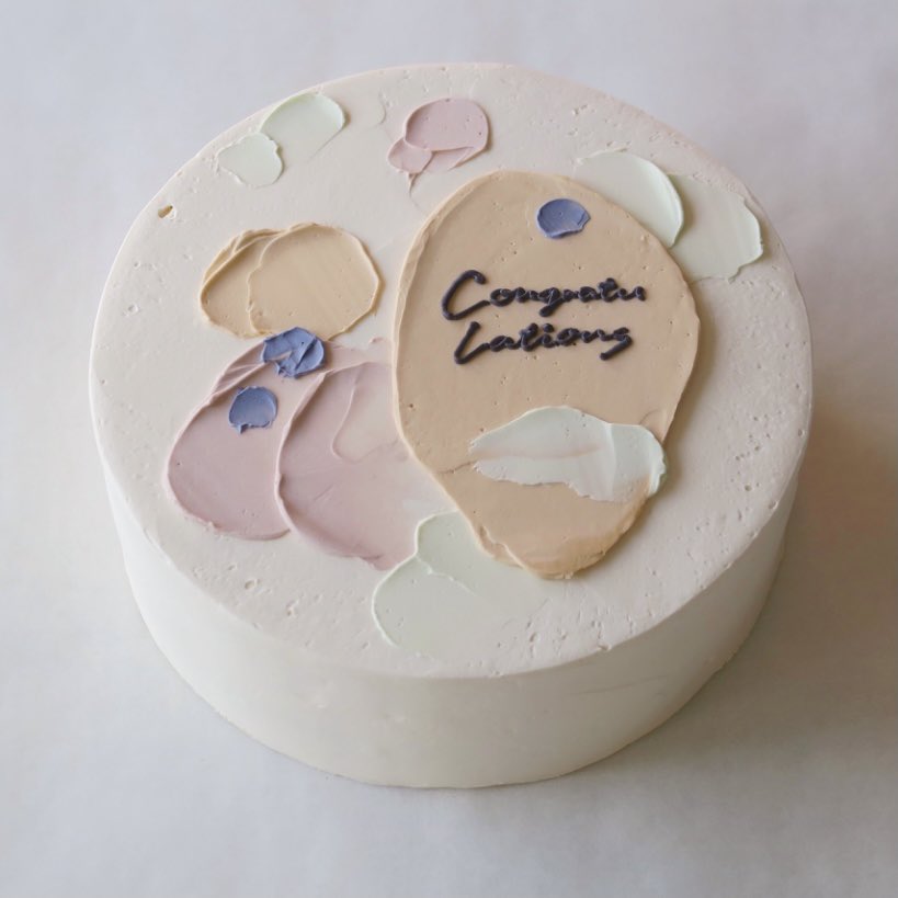 YUcakeさんのデザインケーキ、本当にどれも可愛くて記念日にぴったりだな…🎂お一人でこんなに素敵なケーキを作っているの素晴らしすぎる 