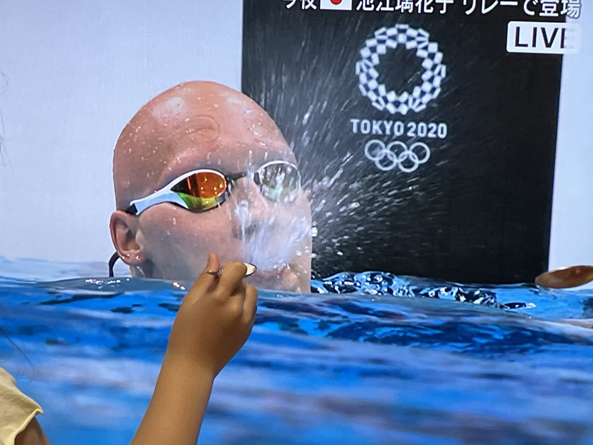 「頑張ってる選手にヨーグルトあげるんだ」って、テレビに写っている選手にヨーグルトを食べさせてる子供達