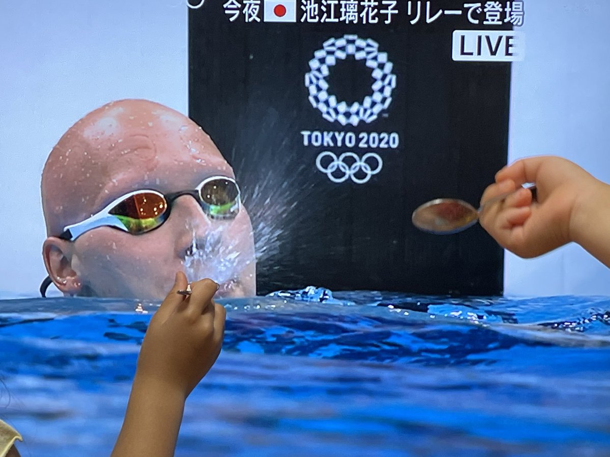 「頑張ってる選手にヨーグルトあげるんだ」って、テレビに写っている選手にヨーグルトを食べさせてる子供達